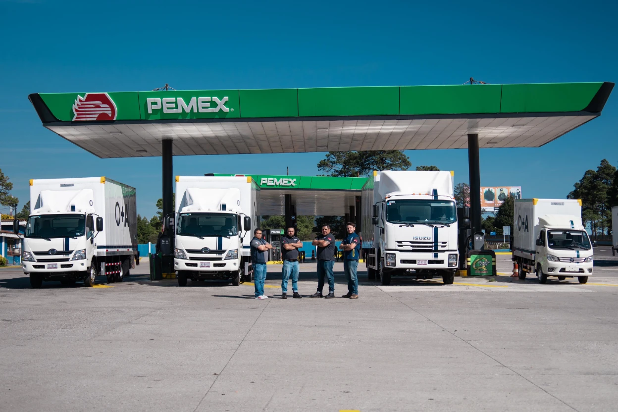 Equipo y flota de O+A Logistics en operación de transporte en México