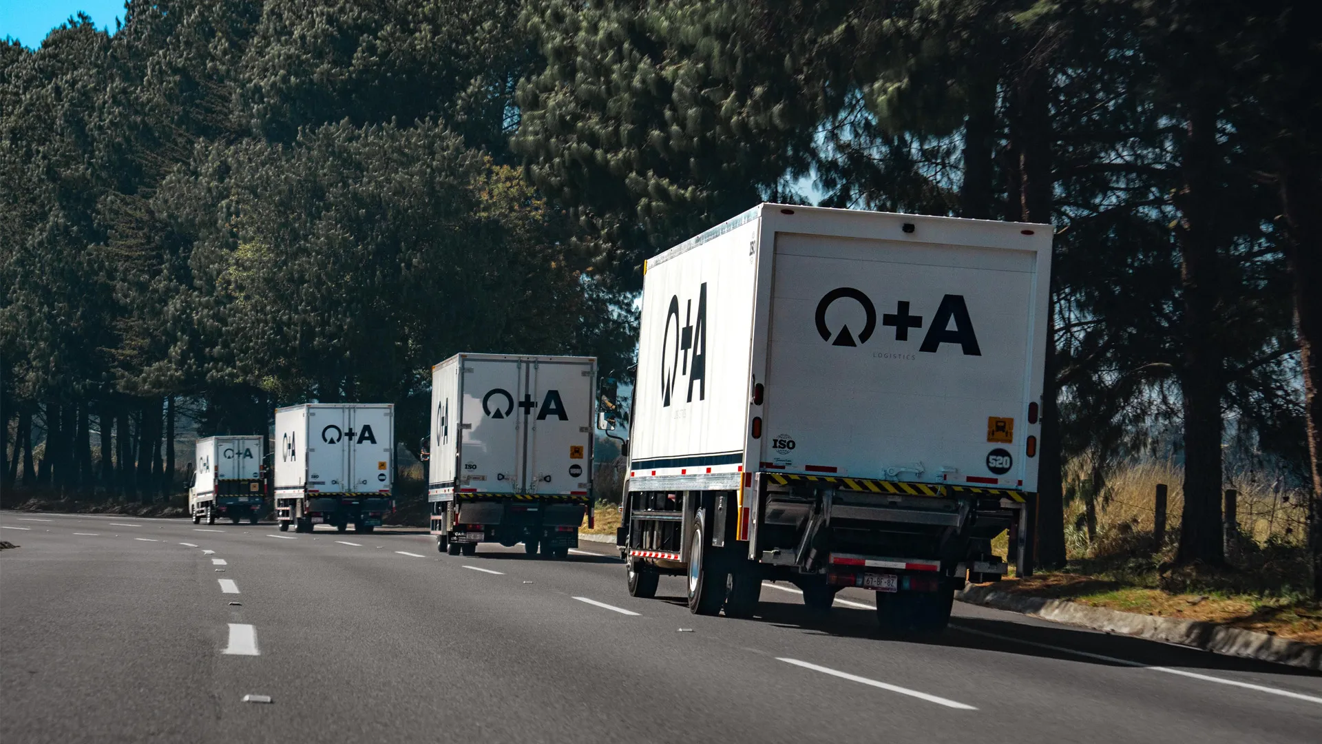 Flota de unidades O+A Logistics circulando en carretera en México