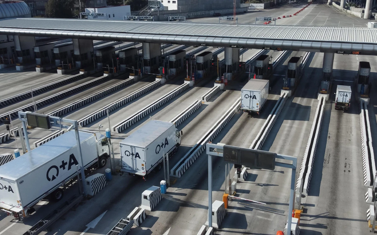 Flota de camiones de O+A Logistics transitando por una caseta en México